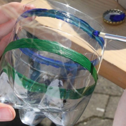 Il trucco della bottiglia affinché le vostre piante si annaffino da sole quando siete dimentichi o quando siete in viaggio