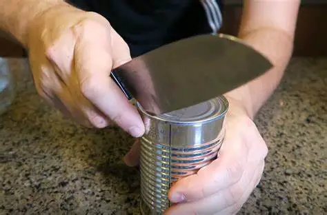 Il trucco per aprire una scatola senza apriscatole o coltello