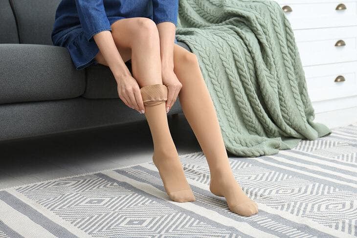 Il trucco per far durare di più le calze: diventano più flessibili e resistenti 2 indossare calze