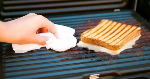 Il trucco per pulire perfettamente la griglia e rimuovere i residui di formaggio