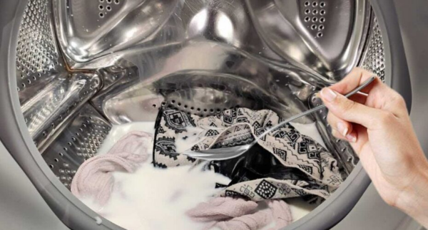 In lavatrice, basta solo 1 cucchiaino di latte per ottenere risultati sorprendenti