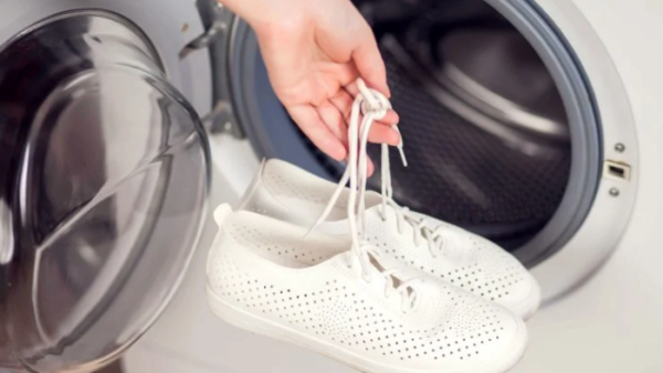 Lava perfettamente le scarpe in lavatrice: il trucco sta in questo passaggio