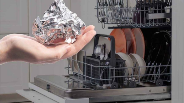 Lavabile in lavastoviglie: La punta in foglio di alluminio per posate sempre pulite e lucenti