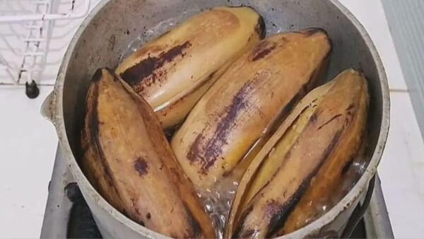 METTI A BOLLIRE 4 BUCCE DI BANANA PRIMA DI DORMIRE: IL RISULTATO POTREBBE STUPIRTI