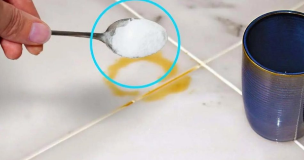 Macchie sulle superfici di marmo, questo ingrediente le rimuove in 2 secondi