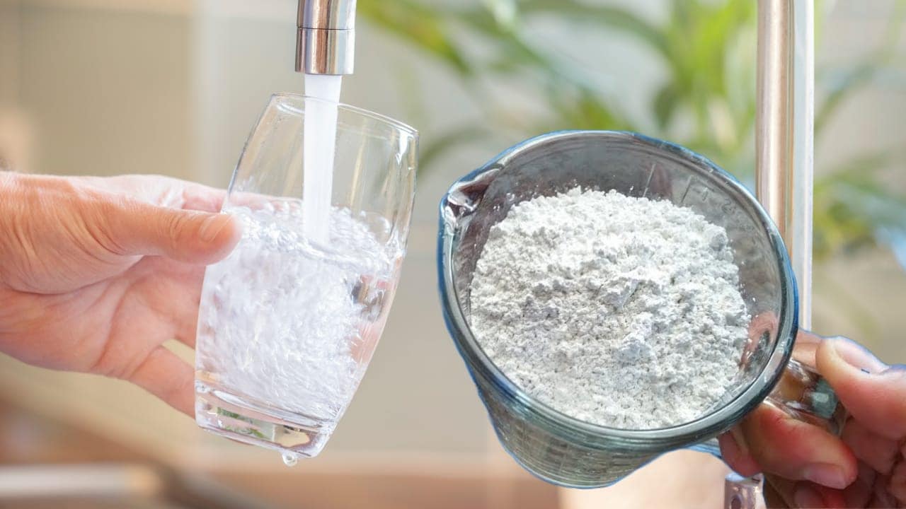 Mescolare acqua e cemento.