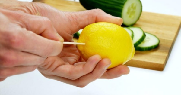 Mettete 4 stuzzicadenti in un limone e aspettate 5 giorni: quello che vedrete sarà inaspettato