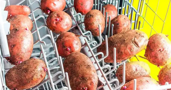 Metti le patate in lavastoviglie: la cosa fantastica che ti semplifica la vita