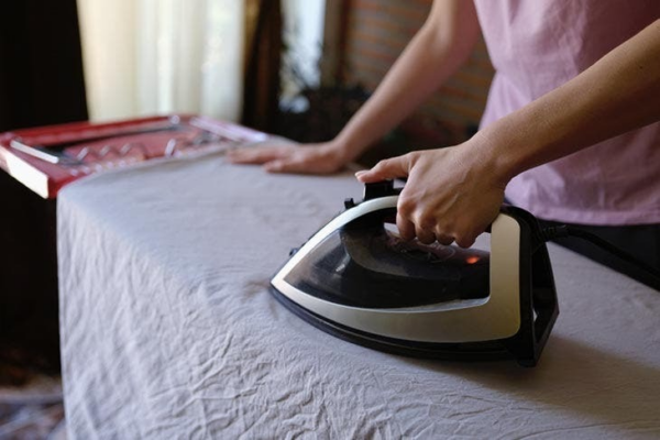 Metti un cucchiaio di questo popolare ingrediente nella lavatrice ed evita le lenzuola spiegazzate