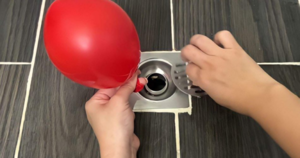 Metti un palloncino nello scarico della doccia e quello che succede ti sorprenderà