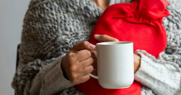Non c’è bisogno di accendere il termosifone, ecco 7 alternative per tenersi al caldo in casa quest’inverno