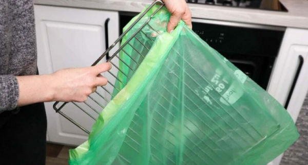 Non c’è bisogno di strofinare, basta mettere la griglia in un sacchetto e tornerà come nuova