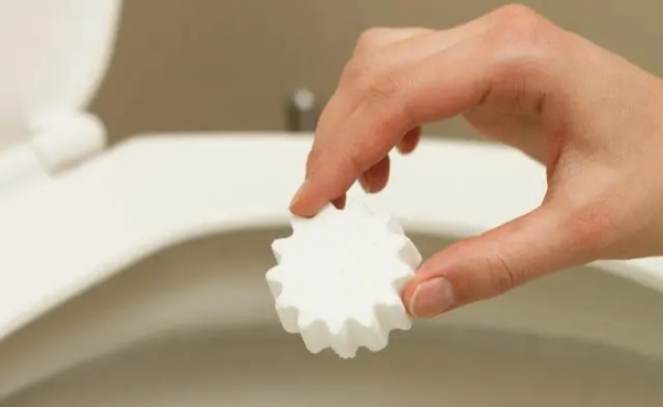 Non dovrai mai più pulire la toilette se realizzi queste bombe detergenti