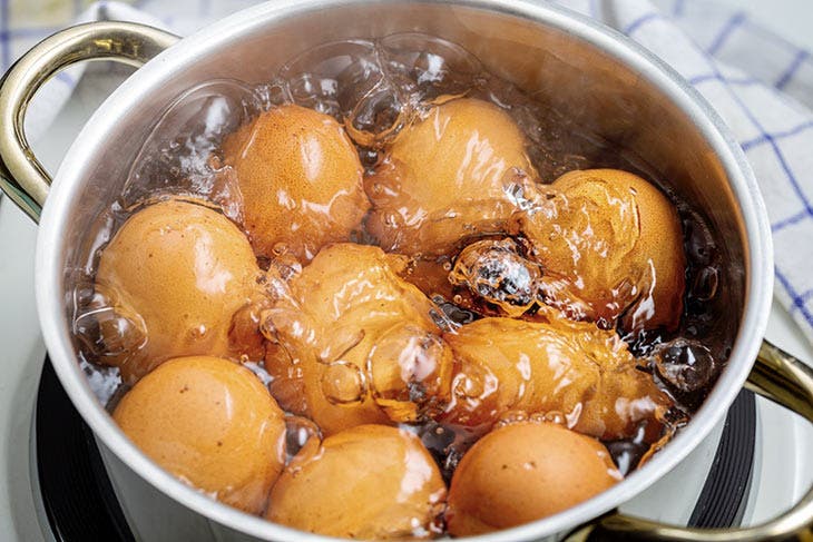 Non dovrai più innaffiare le orchidee con l'acqua: annaffiale con questo per fioriture spettacolari 3 acqua di cottura delle uova