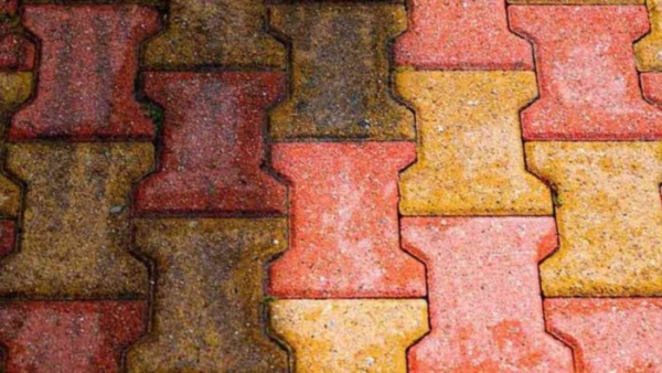 Pavimento esterno, come pulirlo per farlo sembrare nuovo: bastano 2 ingredienti