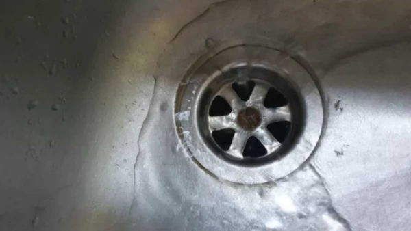 Per pulire lo scarico basta un semplice detersivo per i piatti: un trucco miracoloso