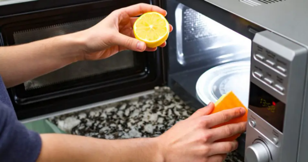 Rimedi naturali per pulire e profumare il microonde