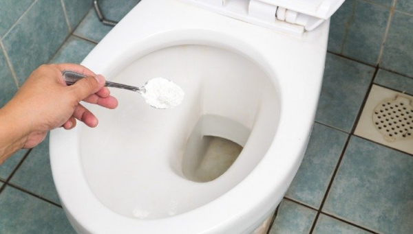 SCARETE NEL WC UNA VOLTA A SETTIMANA E NON SENTIRETE MAI PIÙ CATTIVI ODORI NEL BAGNO