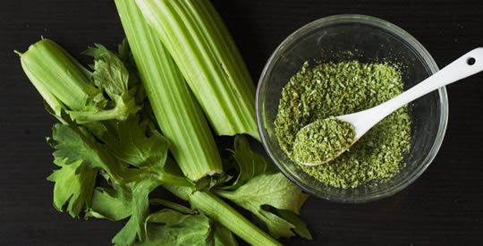 Sale di sedano: cos’è e come preparare l’alternativa al sale da cucina