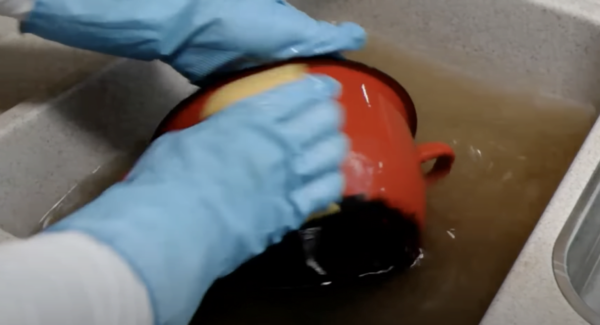 Semplice trucco casalingo per pulire pentole e padelle bruciate: Grassi e sporco incrostato scompaiono letteralmente davanti ai tuoi occhi!.