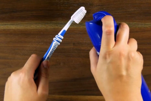 Spruzza la lacca per capelli sullo spazzolino e goditi i risultati: cosa avviene