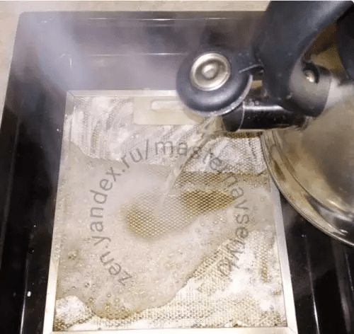 Tengo sempre pulito il filtro della cappa. Lo devo a questo trucco