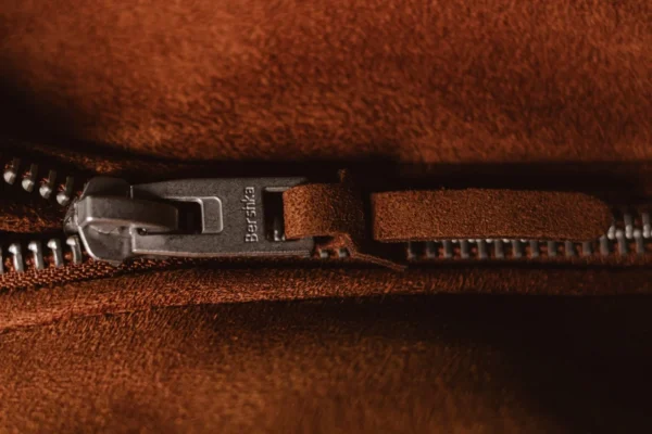 Trucco per sistemare una cerniera bloccata su una giacca o pantaloni: Ti serve solo una matita!