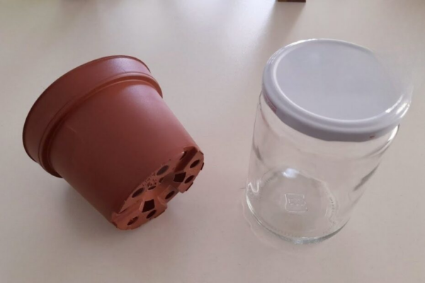 Un barattolo di vetro e un vaso di fiori bastano per creare qualcosa di fantastico