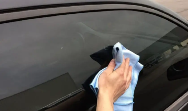 Un consiglio per pulire correttamente il parabrezza e scartare velocemente i finestrini?