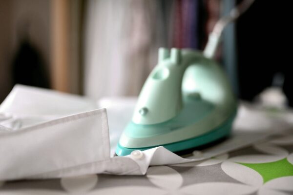 Un trucco insolito ma ESTREMAMENTE efficace per pulire le bruciature sul ferro da stiro: Hai bisogno solo di una candela comune!