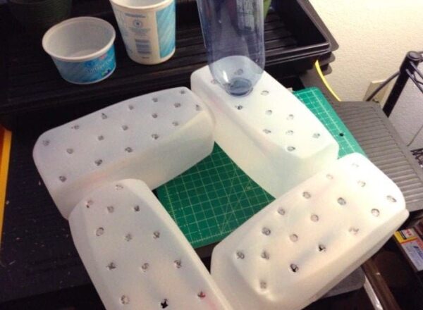 Utilizza i bidoni del latte per creare un ingegnoso sistema di irrigazione per i suoi vasi.