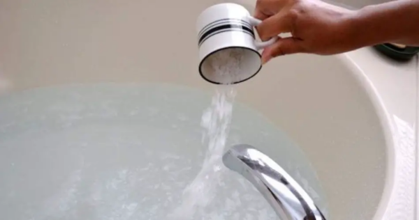 Versa una tazza piena di bicarbonato nella vasca e presto scoprirai il perché.