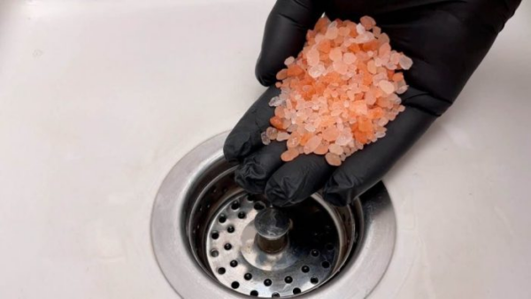 Versane una manciata nel lavandino e goditi i risultati: anche gli idraulici lo fanno