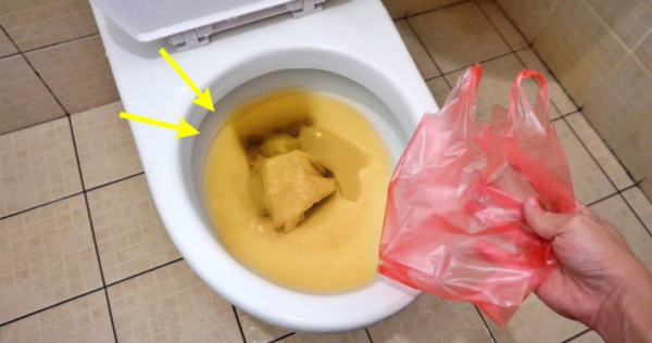 WC intasati, usa il metodo del sacchetto: lo sistemerai in pochi minuti
