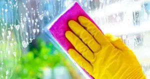 3 dicas para limpar janelas muito sujas sem deixar marcas