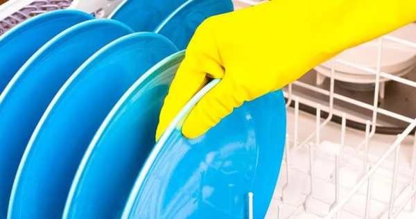 A maioria das pessoas coloca a louça na máquina de lavar louça desta forma e é um grande erro