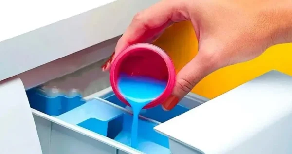 A maioria das pessoas usa a máquina de lavar de forma errada: cometem estes 7 erros que estragam a roupa