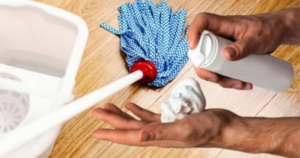 A razão pela qual tantas pessoas começaram a colocar creme de barbear no esfregão