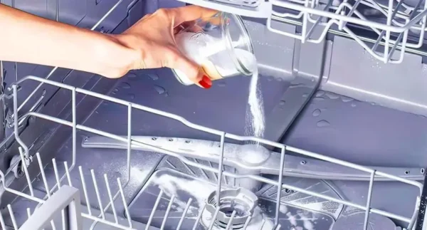 A sua máquina de lavar louça cheira mal? Uma xícara deste produto por 0,20 centavos é suficiente para dizer adeus ao problema
