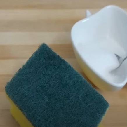 Adicione um pouco de sal de cozinha a uma esponja e resolva alguns problemas recorrentes
