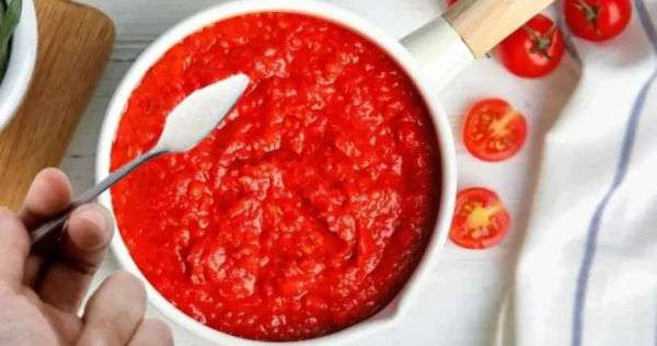 Além do bicarbonato de sódio, esse ingrediente por si só elimina a acidez do molho de tomate.