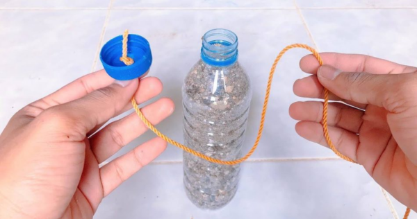 Amarre um barbante na tampa da garrafa: a dica do hotel 5 estrelas