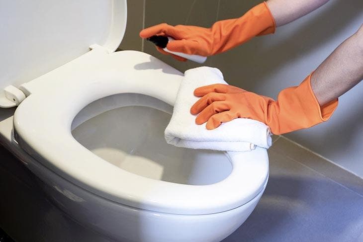 Apenas o botão sob o assento da sanita permite uma limpeza perfeita da sanita. Como faço para ativá-lo? 2 Toalete do banheiro limpo