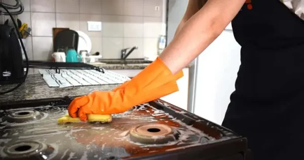 Aqui explicamos como fazer uma pedra desengordurante para manter a sua cozinha “perfeitamente limpa” sem esforço.