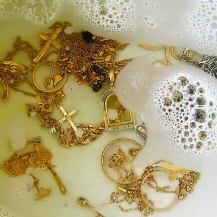 Aqui explicaremos como limpar suas joias em casa para que brilhem como novas