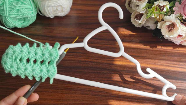 Arranja um cabide e uma agulha de crochê, o resultado que você obtém logo depois é magnífico