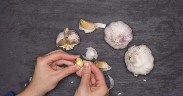 As cascas de alho valem seu peso em ouro, nunca mais jogue-as fora! Vou mostrar como minha avó os usava!
