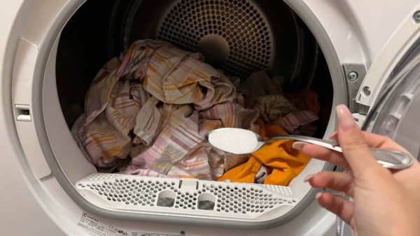 As roupas ficam imediatamente muito brancas com apenas uma colher deste ingrediente na máquina de lavar