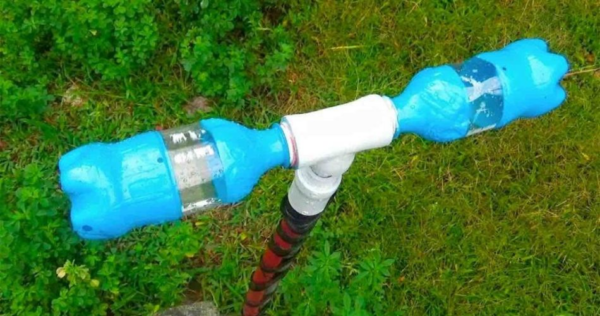 Aspersor rotativo fácil e barato para horta e jardim: compre 2 garrafas