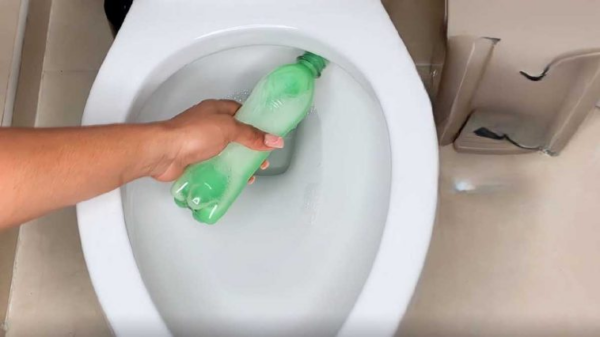 Banheiro: Qual é o segredo do método do frasco para clarear banheiros?